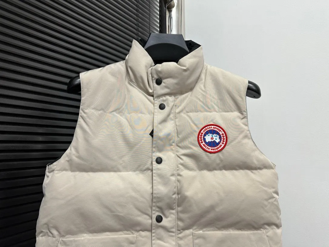 P360 [Canada Goose] Canada Goose #Freestyle Crew 4154M Men’s and Women’s Vest Down# ➖ Imported Behringer embroidery machine with customized 10,000-needle embroidery logo! ➖ Imported 21-count polyester-cotton blended original fabric, using Feather-Light 10D waterproof coating fabric, made of 84.5% polyester fiber and 15.5% cotton, 100% the best feel in the entire network! ➖ The genuine official website uses the national standard 80 white duck down, and will never be misled by false claims such as 90 down or goose down! ➖ 100% nylon nylon lining with double double-layer sealing design to prevent velvet from running away. Top-grade polar fleece is used in the collar and pockets to keep warm and comfortable! ➖ Yoshida YKK provides original custom-made electroplated sliders. YKK two-way lockable zippers are tight and smooth and will not peel off paint! ➖ 3M composite original Velcro is durable, and all accessories and hardware are disassembled and customized! ⛔No slander, no exaggeration, no need for too much copywriting, because it is focused, it is professional!  SIZE: XS S M L XL XXL